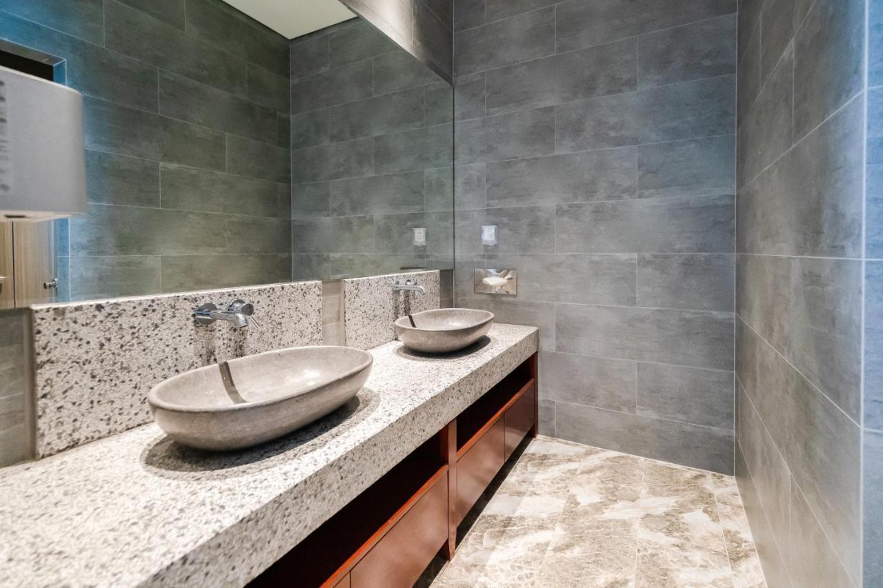 Five Star Westlake 1St-4Th Floors Hotel & Serviced Apartment Hanói Exterior foto Bathroom with terrazzo floor and wall tiles